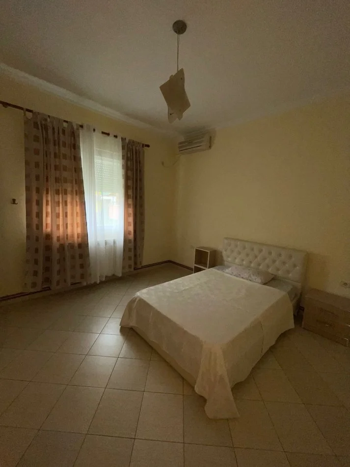 Tirane, jepet me qera Vile 5+1+Aneks+Ballkon Kati 1, 711 m² 2.000 € (Selite)