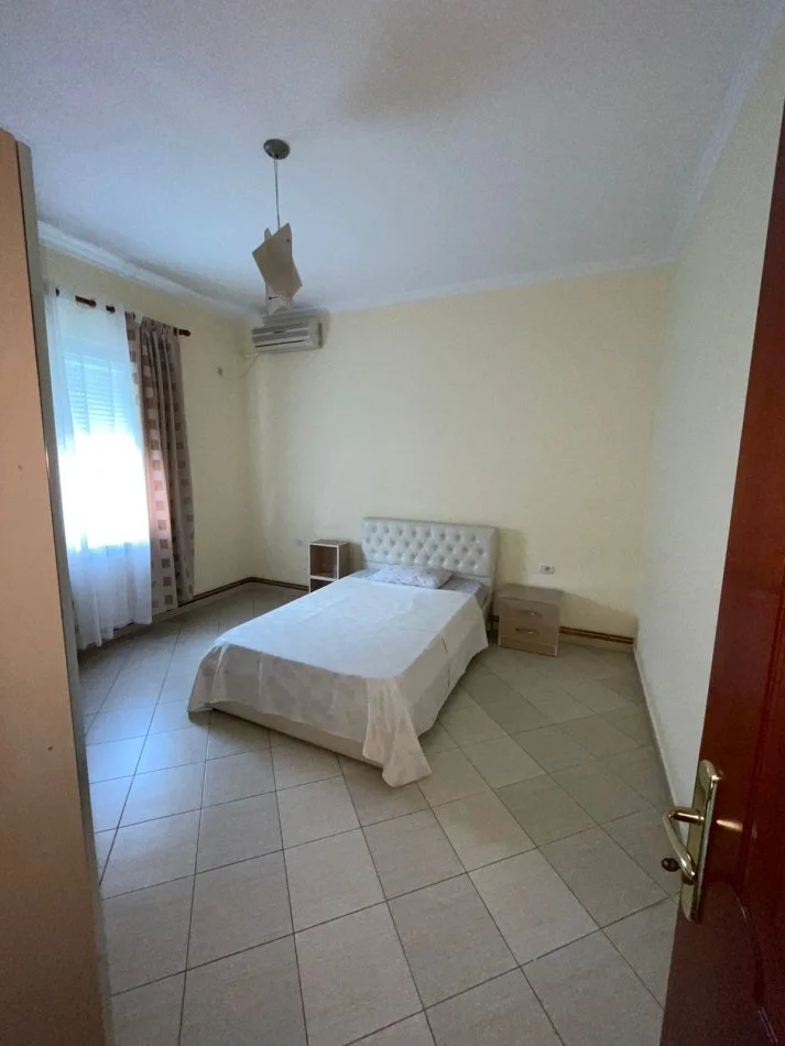 Tirane, jepet me qera Vile 5+1+Aneks+Ballkon Kati 1, 711 m² 2.000 € (Selite)