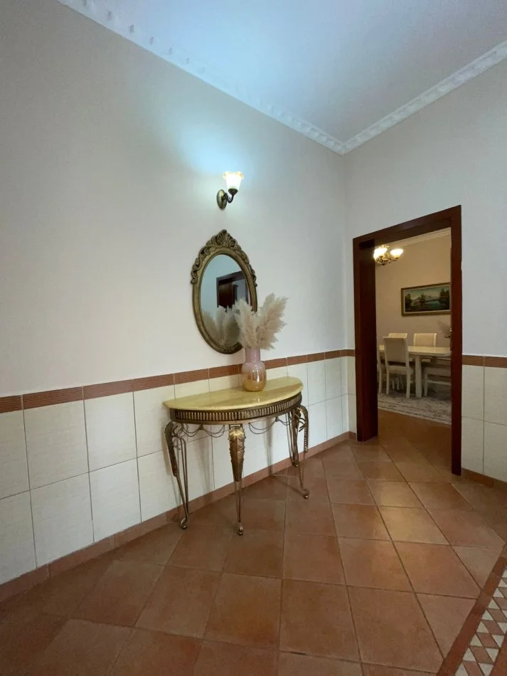 Tirane, jepet me qera Vile 5+1+Aneks+Ballkon Kati 1, 711 m² 2.000 € (Selite)