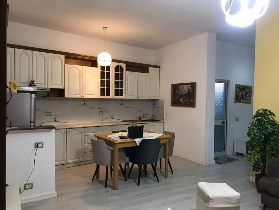 Tirane, jepet me qera apartament 1+1 Kati 2, 75 m² 650 € (Rruga Bardhok Biba)