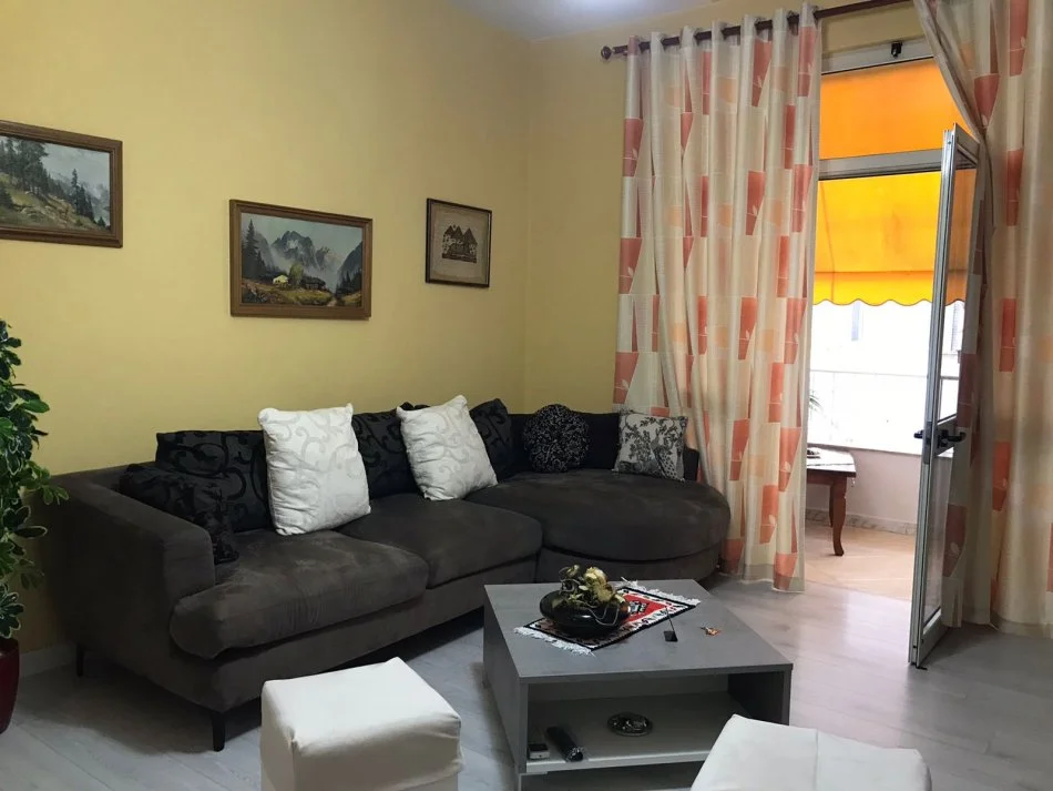 Tirane, jepet me qera apartament 1+1 Kati 2, 75 m² 650 € (Rruga Bardhok Biba)