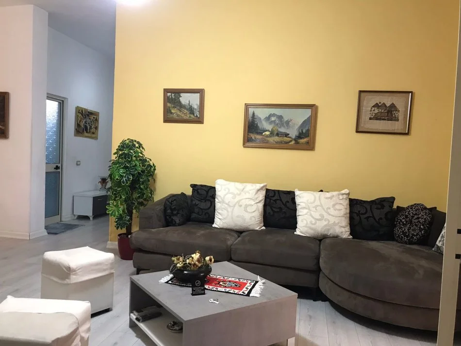Tirane, jepet me qera apartament 1+1 Kati 2, 75 m² 650 € (Rruga Bardhok Biba)