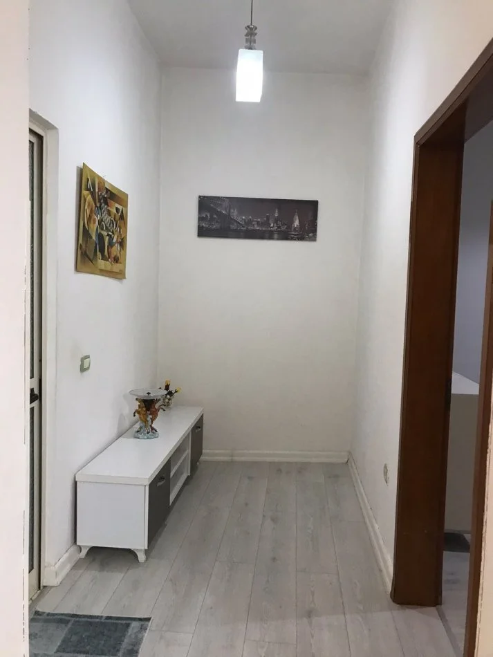 Tirane, jepet me qera apartament 1+1 Kati 2, 75 m² 650 € (Rruga Bardhok Biba)