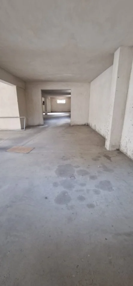 Tirane, jepet me qera magazine Kati 0, 370 m² 750 € (BERIT BEKER)