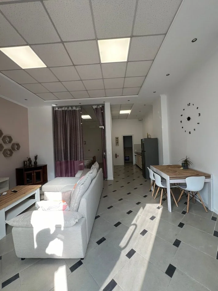 Tirane, jepet me qera apartament 1+1+Ballkon Kati 1, 80 m² 650 € (JEPET APARTAMENT ME QERA 1+1 PRANE CIRKUT)