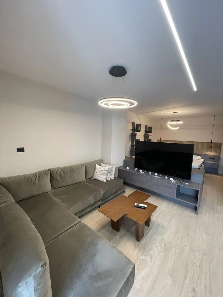 Tirane, jepet me qera 1+1 Kati 6, 850 €