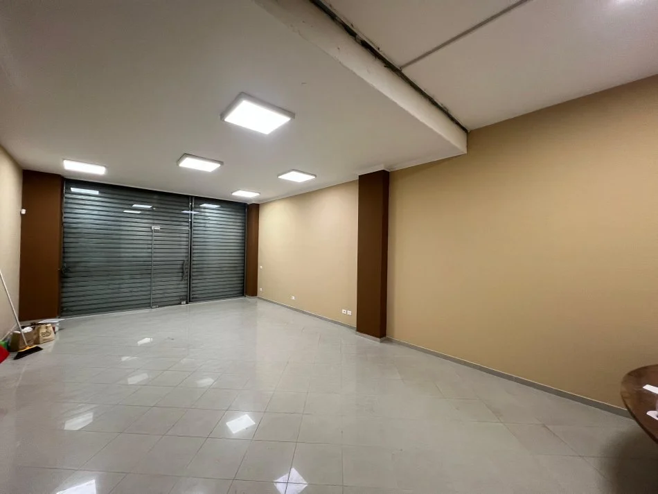 Tirane, jepet me qera ambjent biznesi Kati 0, 60 m² 650 € (Rruga e Barrikadve)