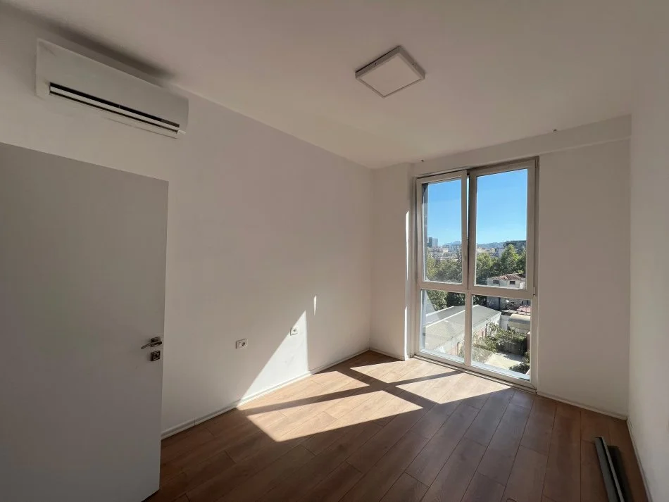 Tirane, jepet me qera zyre Kati 3, 100 m² 650 € (Ish Parku)