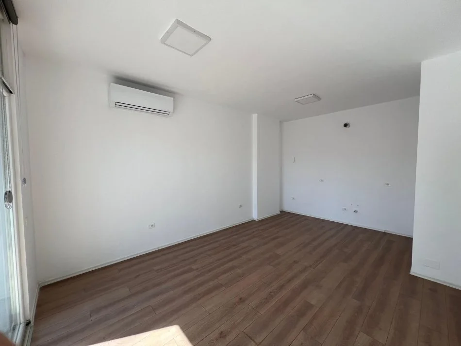 Tirane, jepet me qera zyre Kati 3, 100 m² 650 € (Ish Parku)