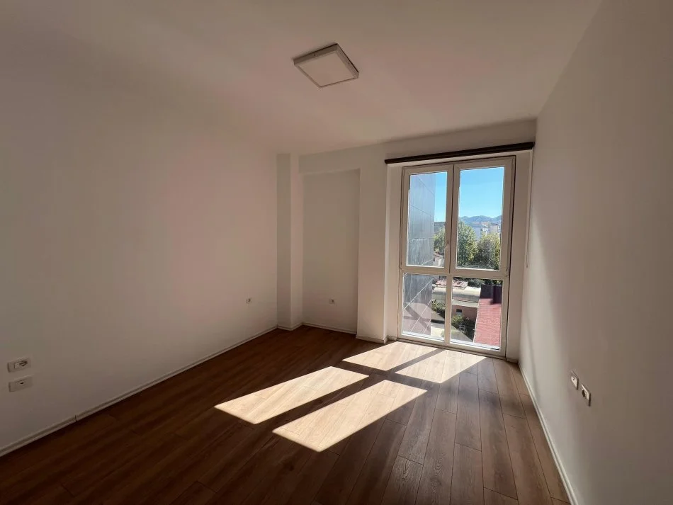 Tirane, jepet me qera zyre Kati 3, 100 m² 650 € (Ish Parku)