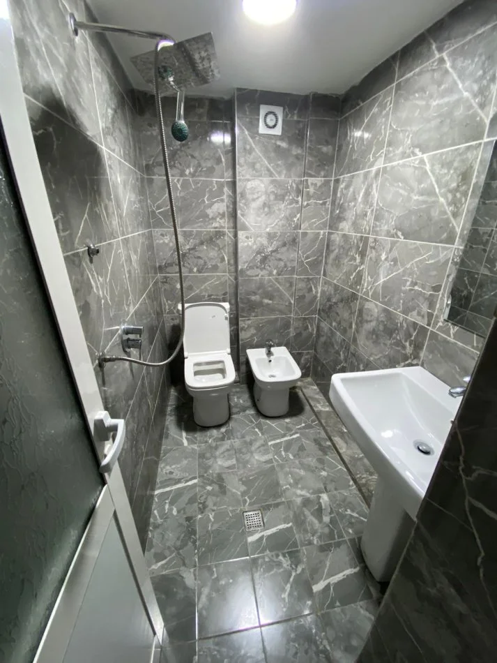 Tirane, jepet me qera apartament duplex 1+1 Kati 0, 60 m² 300 € (rruga Osman Jonuzi)