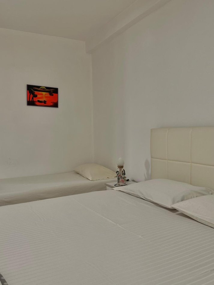 Tirane, jepet me qera apartament 3+1 , 142 m² 650 € (SELITE)