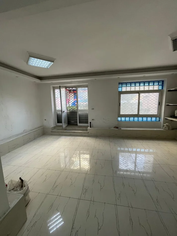 Tirane, jepet me qera dyqan Kati 0, 72 m² 800 € (21-dhjetori)
