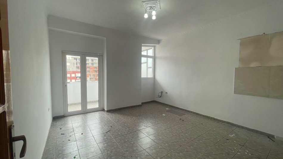 Tirane, shitet apartament 2+1+Ballkon Kati 6, 88 m² 120.000 € (Rruga Bardhyl , Brryli)