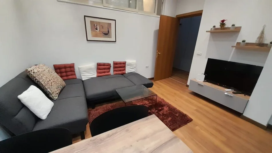 Tirane, Apartament 1+1 per qira  Kati 1, 74 m² 590 € (9 kateshet)