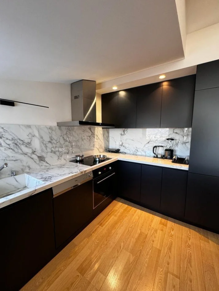 Tirane, shitet apartament 2+1+Ballkon Kati 2, 130 m²  (Long Hill Residence, prane TEG)