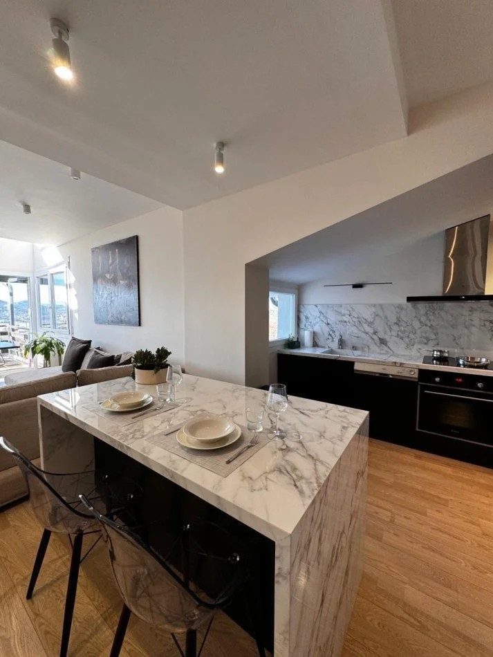 Tirane, shitet apartament 2+1+Ballkon Kati 2, 130 m²  (Long Hill Residence, prane TEG)