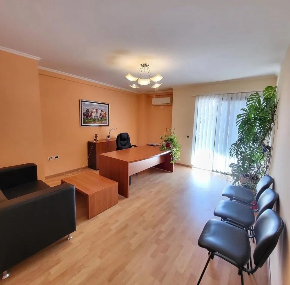 Tirane, jepet me qera zyre Kati 2, 70 m² 600 € (prane Stadiumit Dinamo)