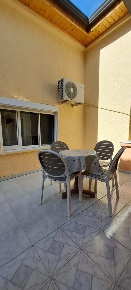 Tirane, jepet me qera apartament 2+1+Ballkon Kati 2, 65 m² 550 € (ambasada amerikane)