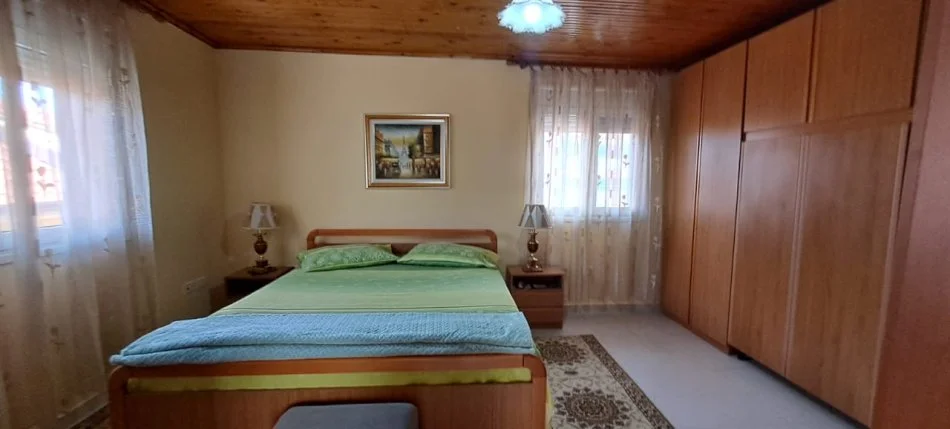 Tirane, jepet me qera apartament 2+1+Ballkon Kati 2, 65 m² 550 € (ambasada amerikane)