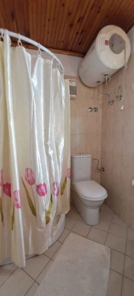 Tirane, jepet me qera apartament 2+1+Ballkon Kati 2, 65 m² 550 € (ambasada amerikane)