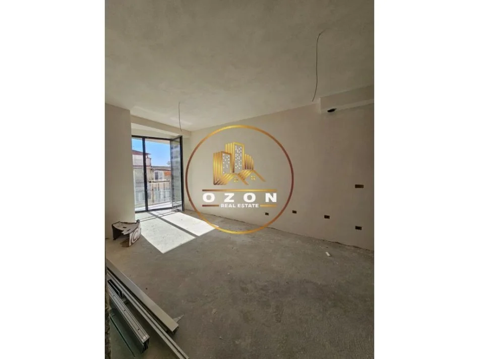 Apartament 1+1 për Shitje pranë Zogut të Zi!
