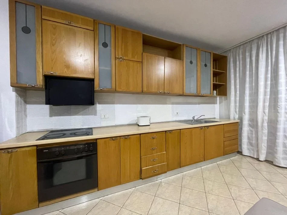 Tirane, jepet me qera apartament 1+1+Ballkon Kati 4, 70 m² 350 € (Bulevardi Migjeni)