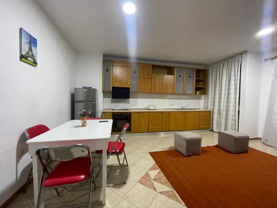 Tirane, jepet me qera apartament 1+1+Ballkon Kati 4, 70 m² 350 € (Bulevardi Migjeni)