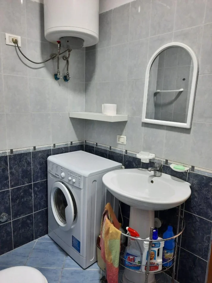 Tirane, jepet me qera apartament 1+1+Ballkon Kati 4, 70 m² 350 € (Bulevardi Migjeni)