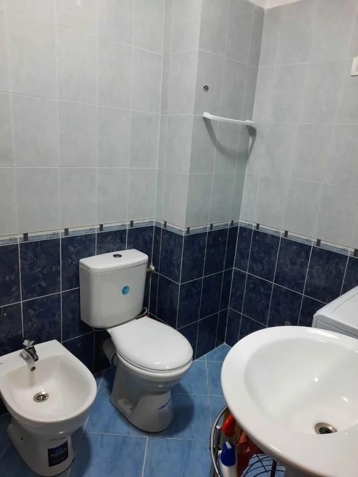 Tirane, jepet me qera apartament 1+1+Ballkon Kati 4, 70 m² 350 € (Bulevardi Migjeni)