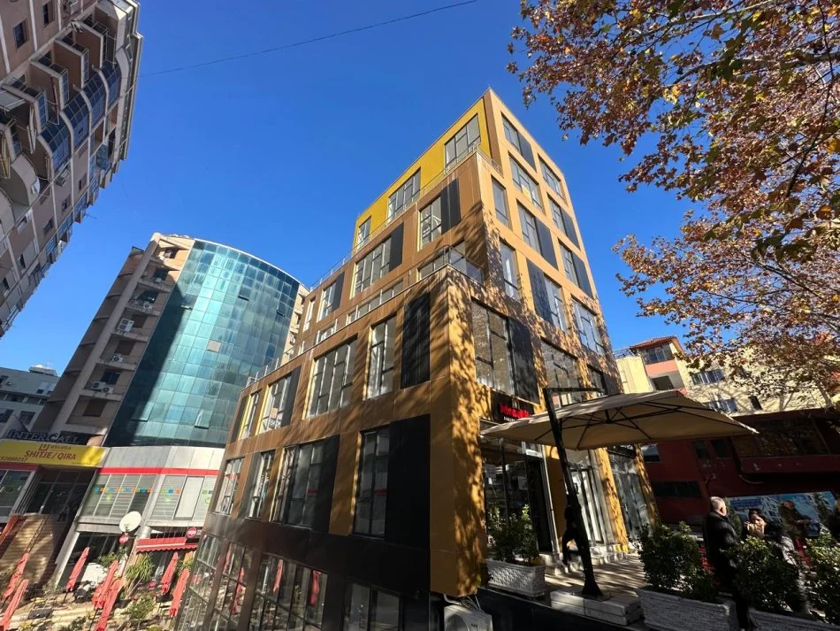 Tirane, jepet me qera ambjent biznesi Kati 3, 148 m² 3.000 € (KOMPLEKSI USLUGA)