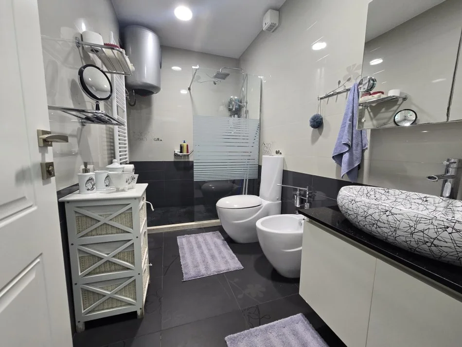 Tirane, jepet me qera apartament 4+1+Ballkon Kati 10, 200 m² 1.500 € (Rruga e Dibres)