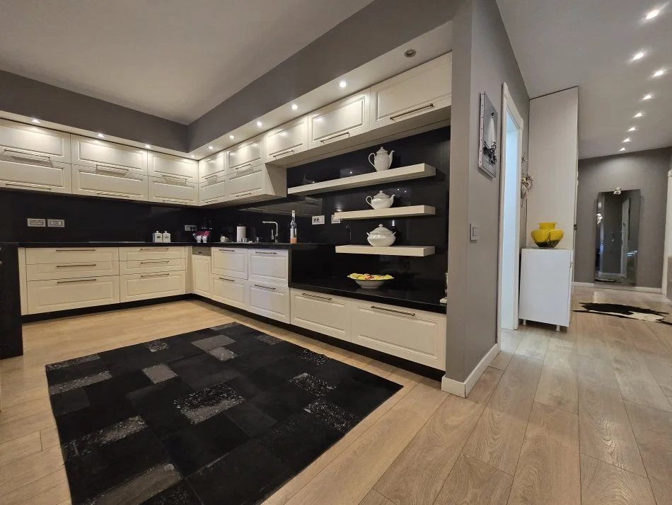 Tirane, jepet me qera apartament 4+1+Ballkon Kati 10, 200 m² 1.500 € (Rruga e Dibres)