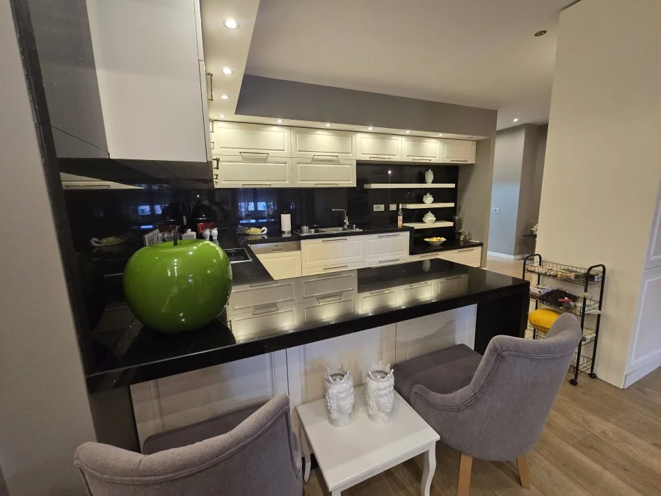 Tirane, jepet me qera apartament 4+1+Ballkon Kati 10, 200 m² 1.500 € (Rruga e Dibres)