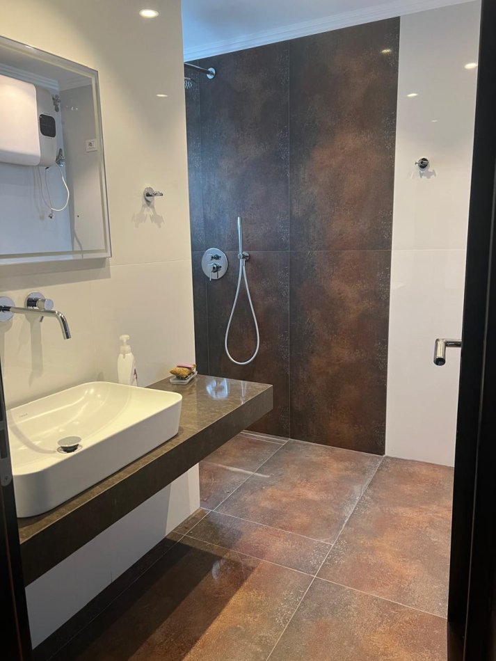 Tirane, jepet me qera zyre Kati 3, 128 m² 1.400 € (Papa Gjon Pali II)