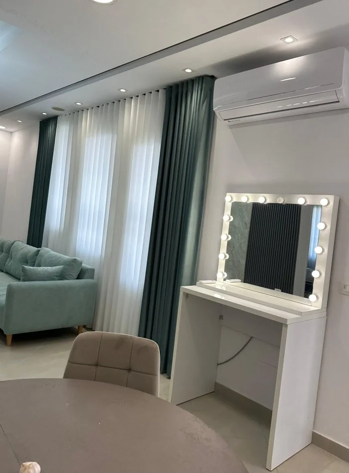 Tirane, jepet me qera apartament 1+1+Ballkon Kati 2, 70 m² 500 € (Jordan Misja)