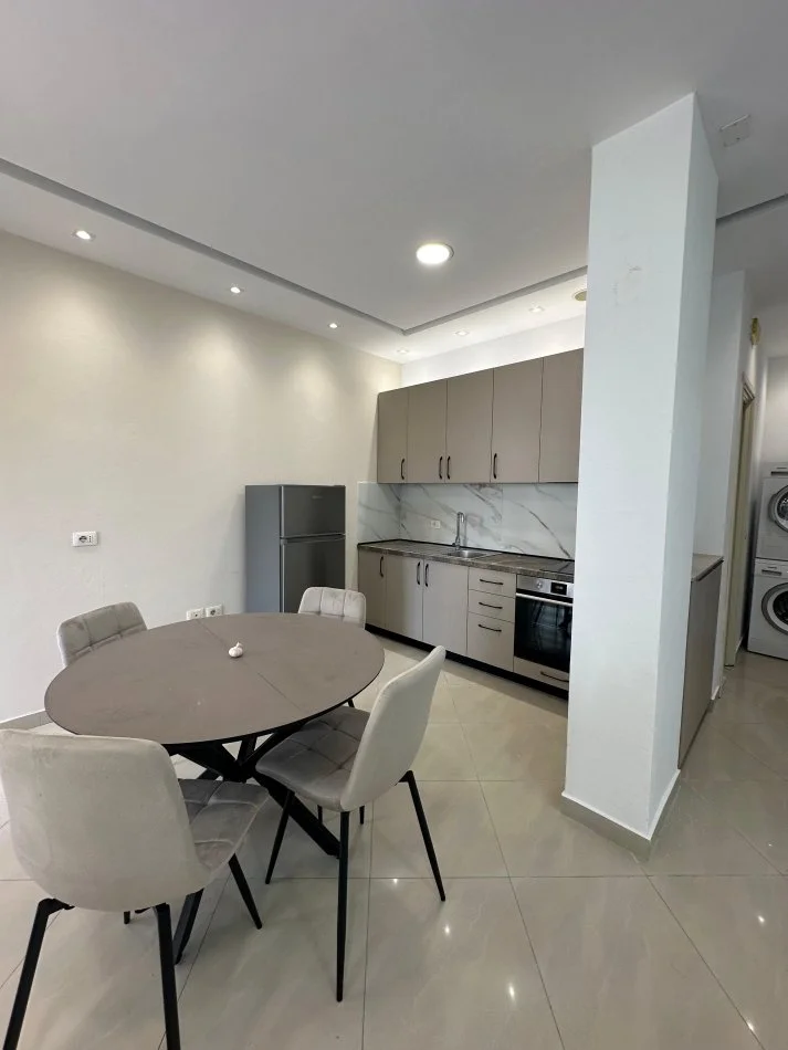 Tirane, jepet me qera apartament 1+1+Ballkon Kati 2, 70 m² 500 € (Jordan Misja)