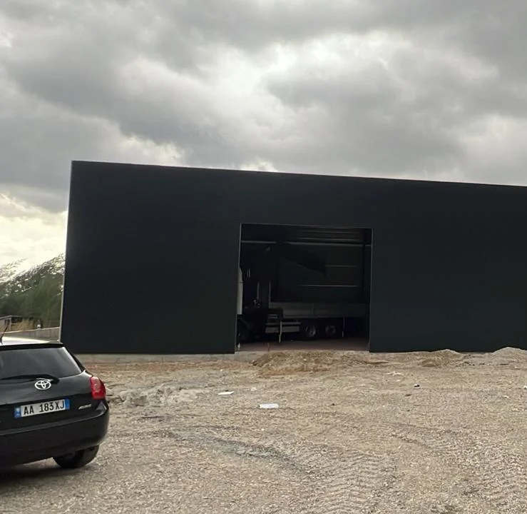 Tirane, jepet me qera magazine Kati 0, 550 m² 4.000 € (Surrel, mbi Liqenin e Farkës)