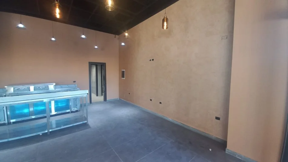 Tirane, jepet me qera lokal Kati 0, 135 m² 1.000 € (afer spitalit Amerikan 2)