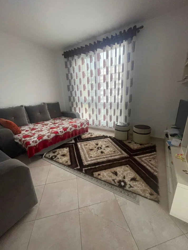 Tirane, jepet me qera apartament 1+1+Ballkon Kati 3, 80 m² 600 € (Komuna e Parisit)