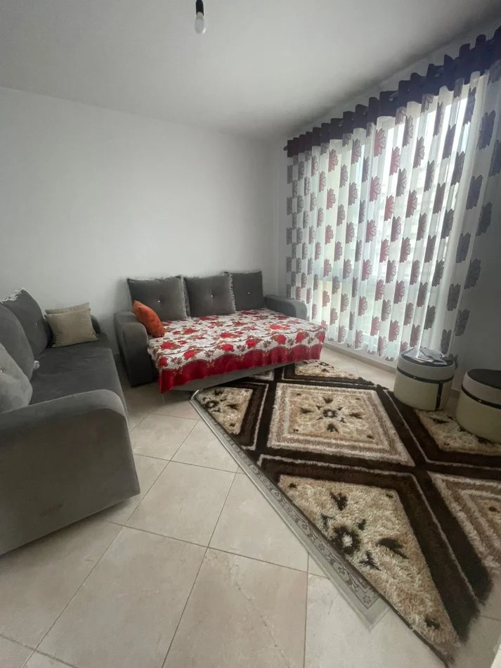 Tirane, jepet me qera apartament 1+1+Ballkon Kati 3, 80 m² 600 € (Komuna e Parisit)