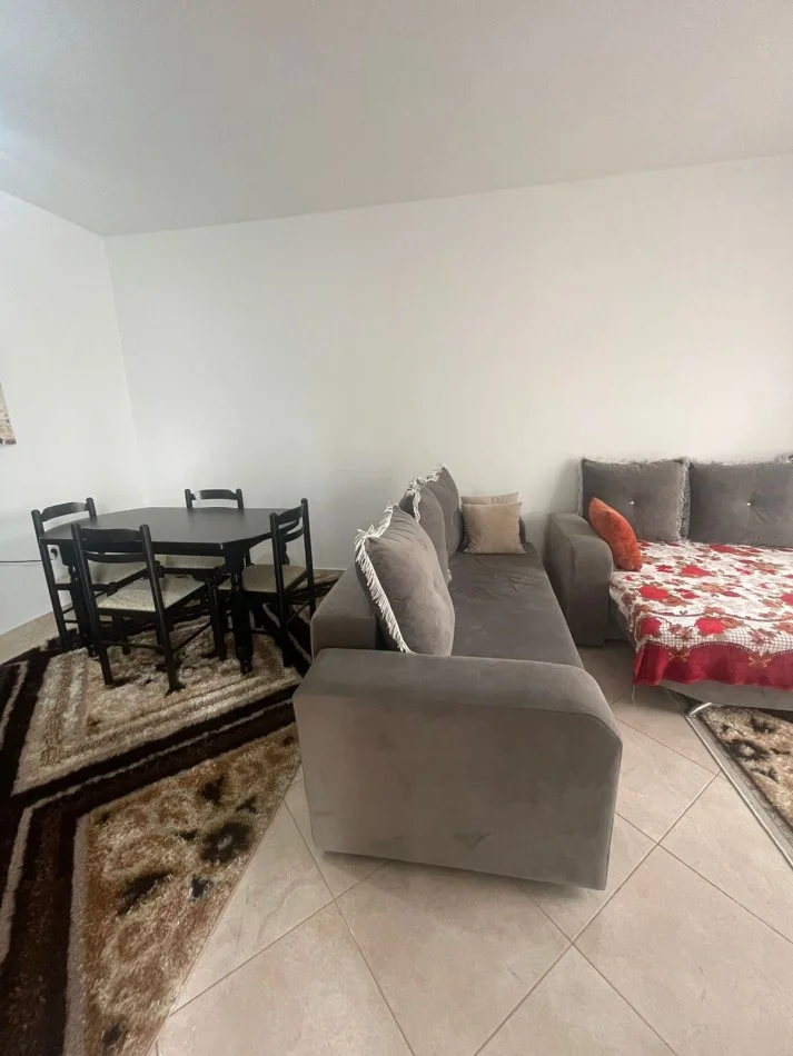 Tirane, jepet me qera apartament 1+1+Ballkon Kati 3, 80 m² 600 € (Komuna e Parisit)