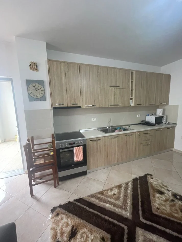 Tirane, jepet me qera apartament 1+1+Ballkon Kati 3, 80 m² 600 € (Komuna e Parisit)