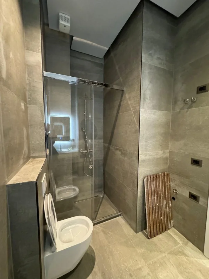 Tirane, shes apartament 2+1 Kati 1, 101 m² 160.000 € (Rruga peti)