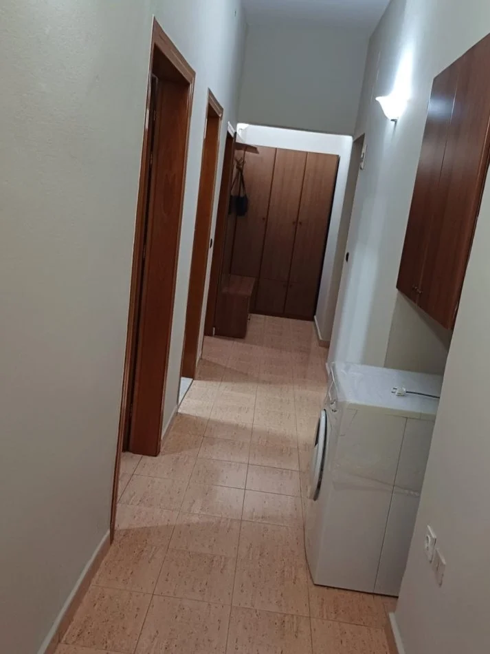 Tirane, jepet me qera apartament 2+1+Ballkon Kati 2, 83 m² 700 € (Sheshi Willson)