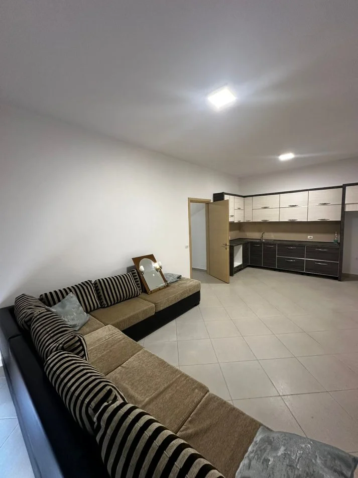 Tirane, jepet me qera apartament 2+1+Ballkon Kati 2, 100 m² 600 € (astir)