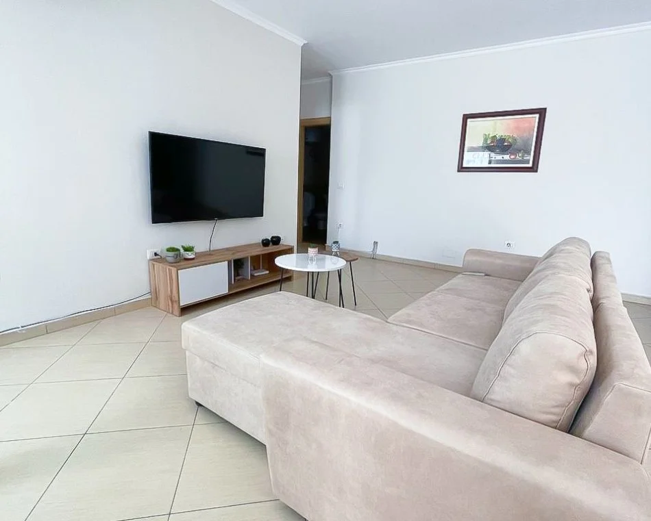 Tirane, Apartament 1+1 per qira  Kati 6, 79 m² 600 € (Rruga Kavajes)