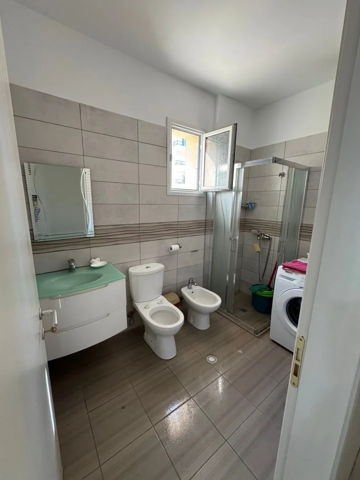 Shqiperi, jepet me qera apartament 2+1 Kati 5, 65 m² 400 € (te Bolv Oil, CENTRALE) RV45711