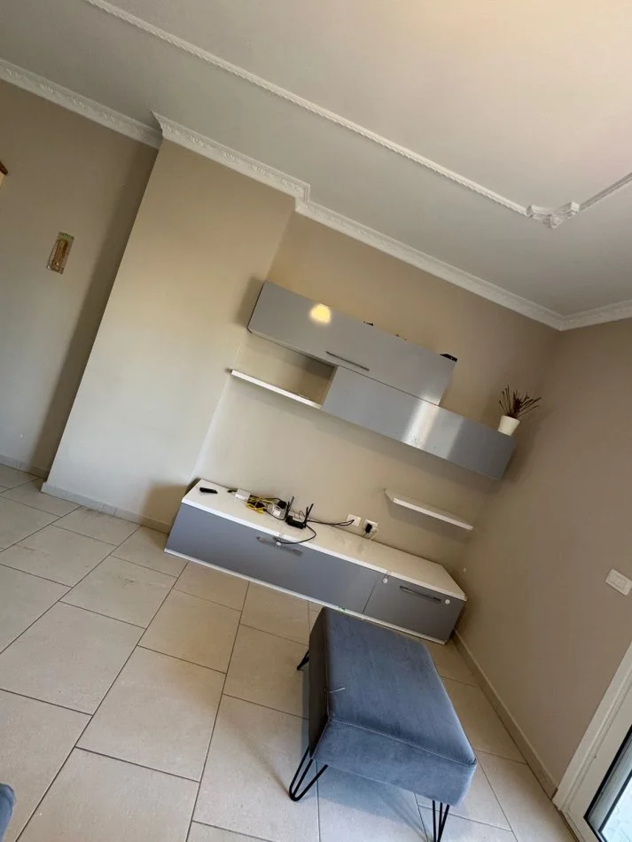 Shqiperi, jepet me qera apartament 2+1 Kati 5, 65 m² 400 € (te Bolv Oil, CENTRALE) RV45711