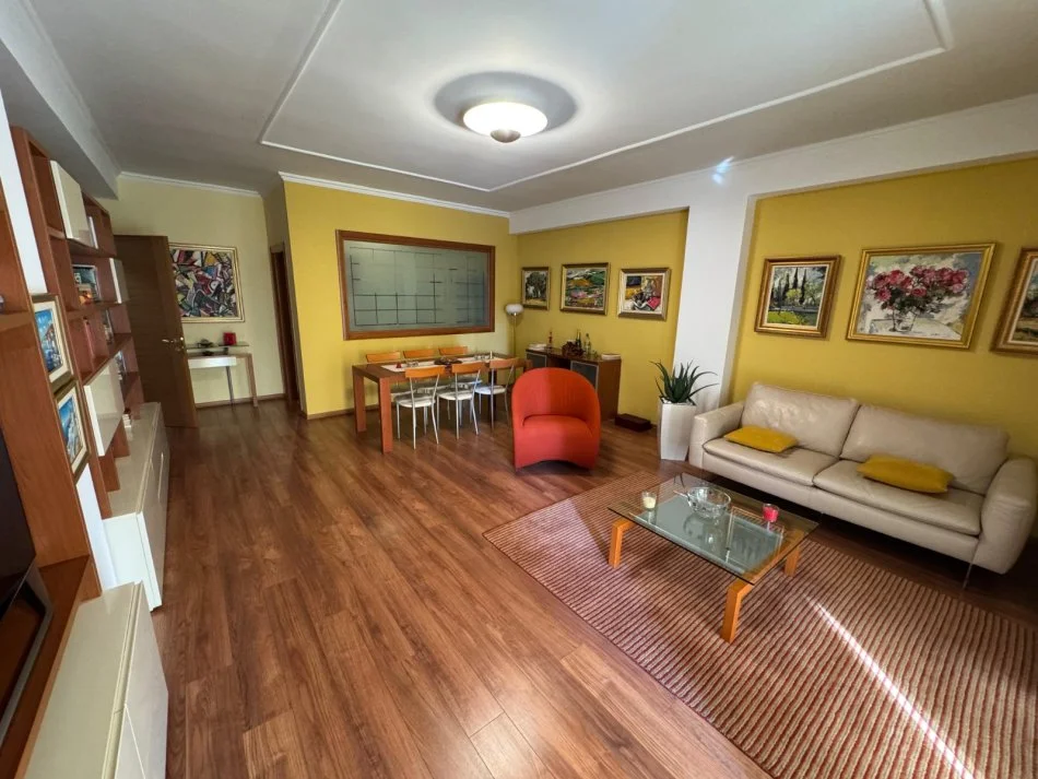 Tirane, jepet me qera apartament 2+1+Ballkon Kati 4, 136 m² 1.500 € (Rruga Ismail Qemali BLLOK)